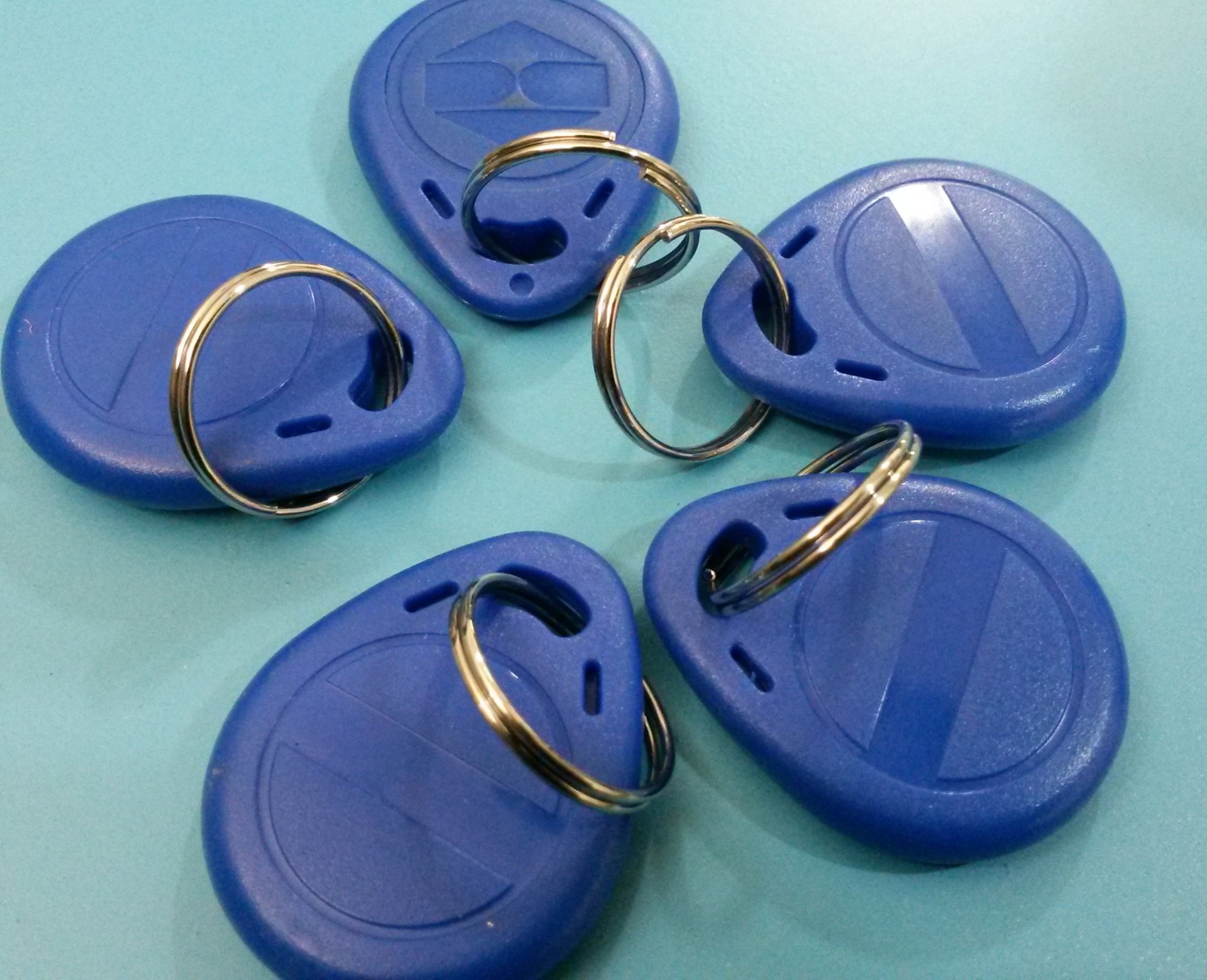 塑料柄钥匙穿环机械设备 钥匙自动扣环机参数  锁匙圈串环机加工